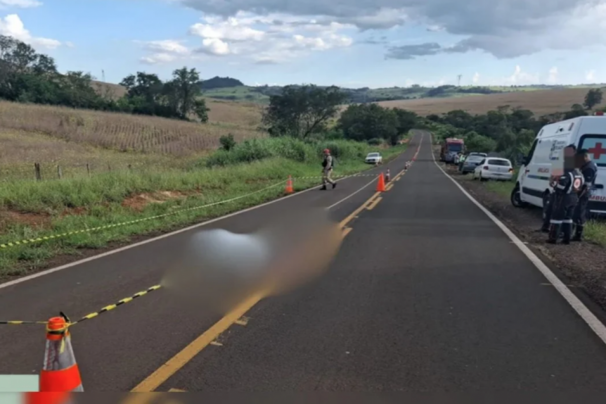 Motorista pula da cabine e morre atropelado pelo próprio caminhão