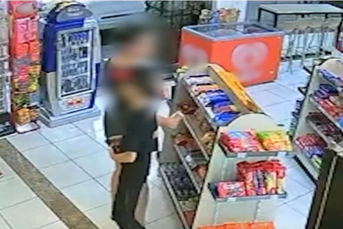 Mulher faz menino de 'escudo' para esconder furto de doce