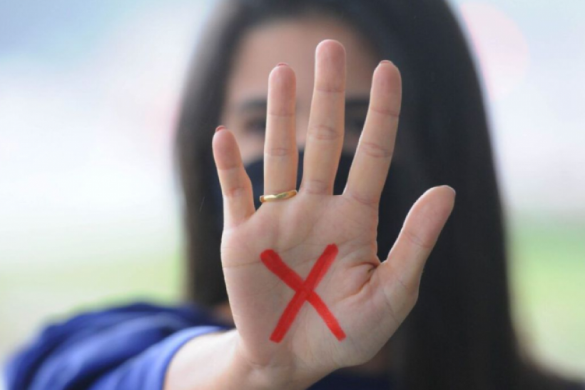 Mulher foge de cárcere privado pelo telhado no litoral de SP