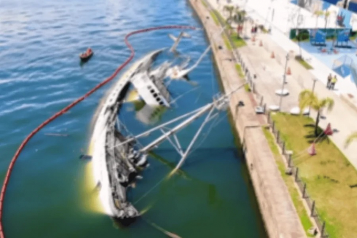 Navio histórico tomba no porto de Santos e será retirado do local