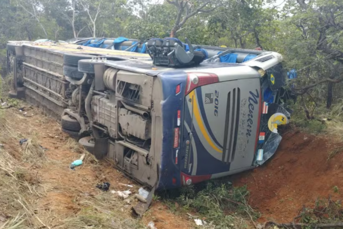 Ônibus tomba na BR-251, 2 vítimas morrem e outras são feridas