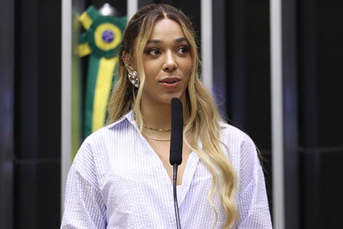 Parlamentar trans assume Comissão da Mulher na Câmara