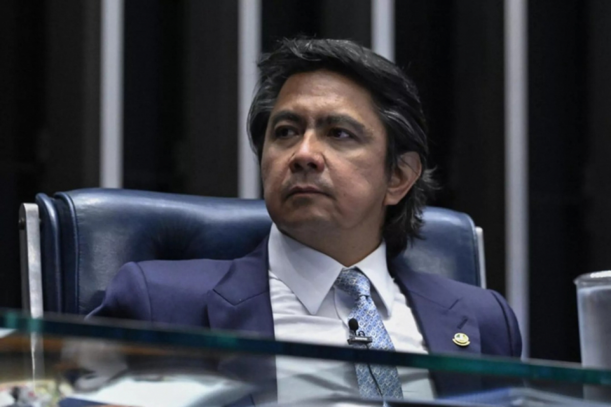 Senador do Podemos é flagrado em carro sem placas e com giroflex