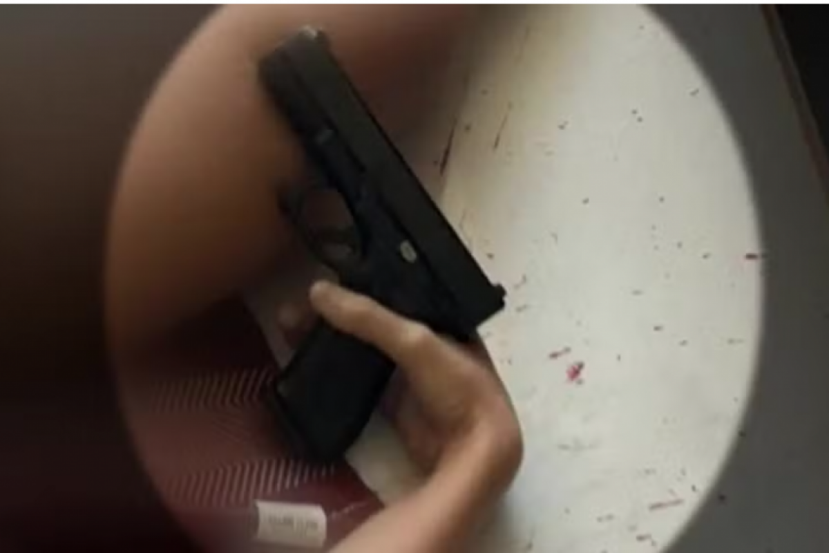 Socorrista estranha arma bem encaixada na mão de PM morta