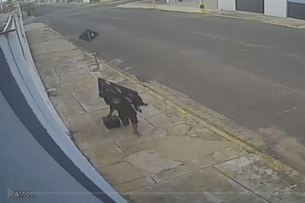 TV é furtada em casa no Centro de Bauru; VÍDEO FLAGROU