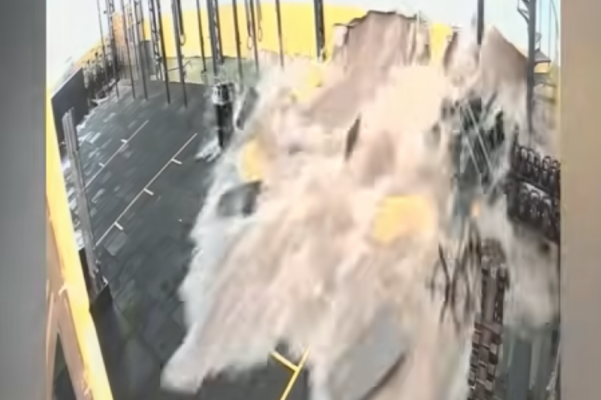 VÍDEO mostra enxurrada destruindo parede de academia de crossfit