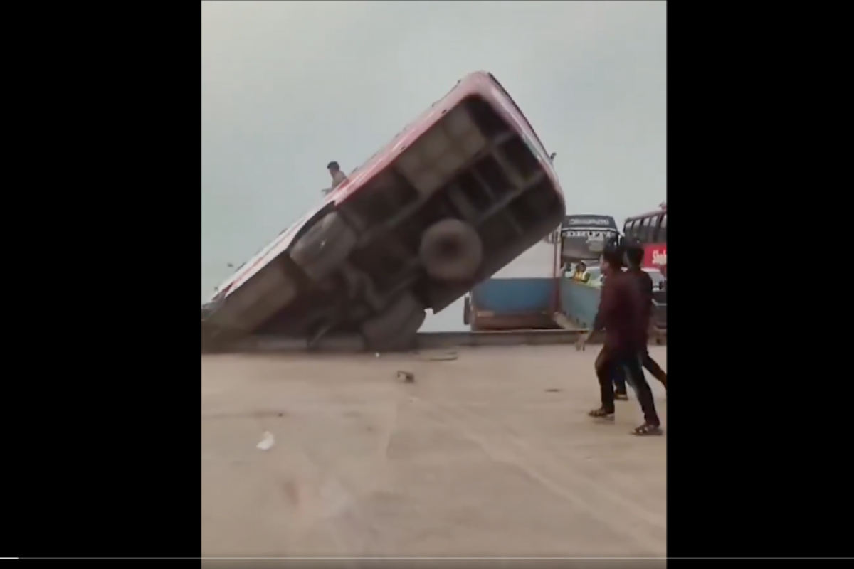 Momento em que ônibus cai em rio e mata 24 pessoas