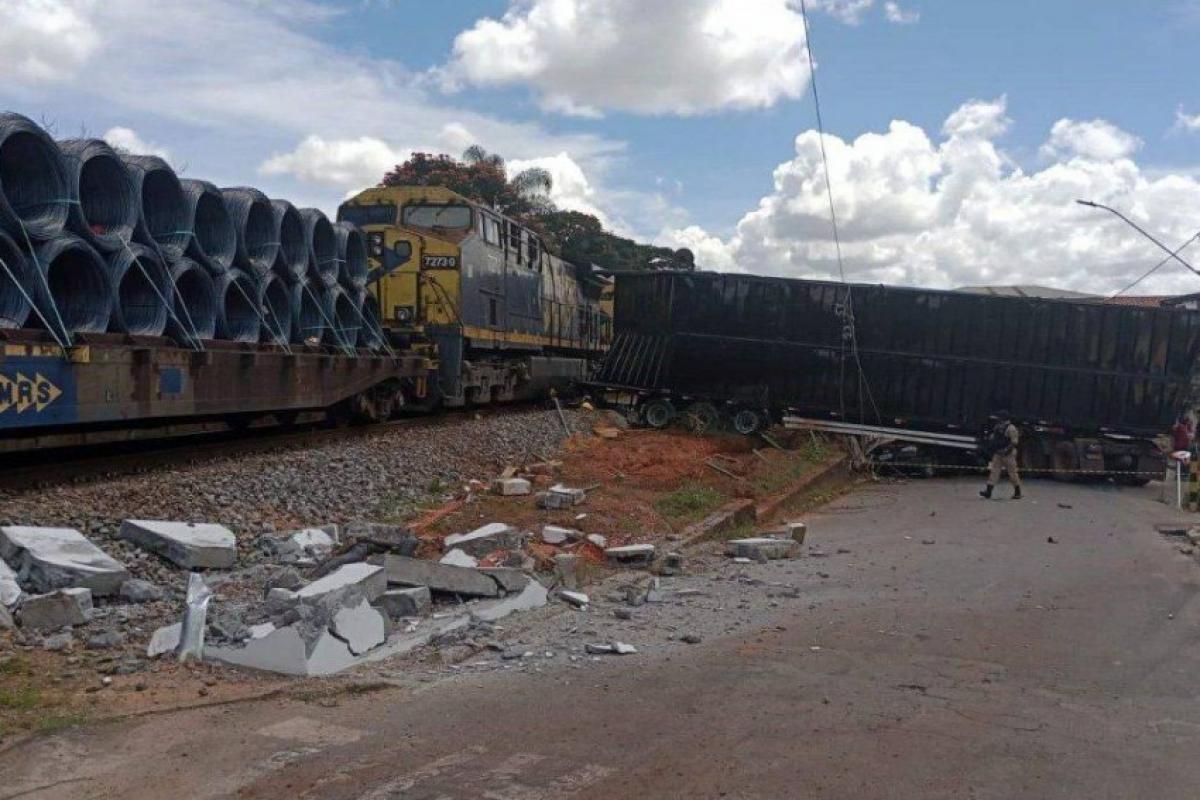 Carreta é atingida por trem ao cruzar linha férrea; VEJA VÍDEO
