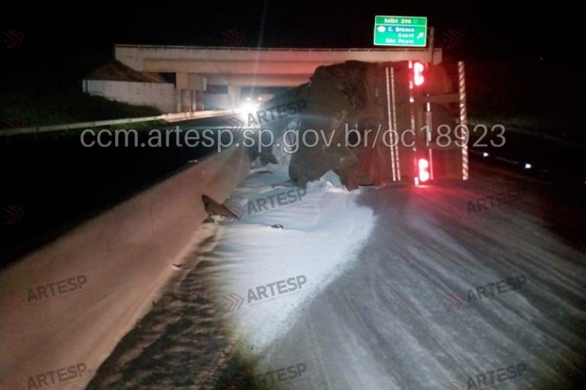 Carreta tomba, espalha carga e trava rodovia na região de Bauru