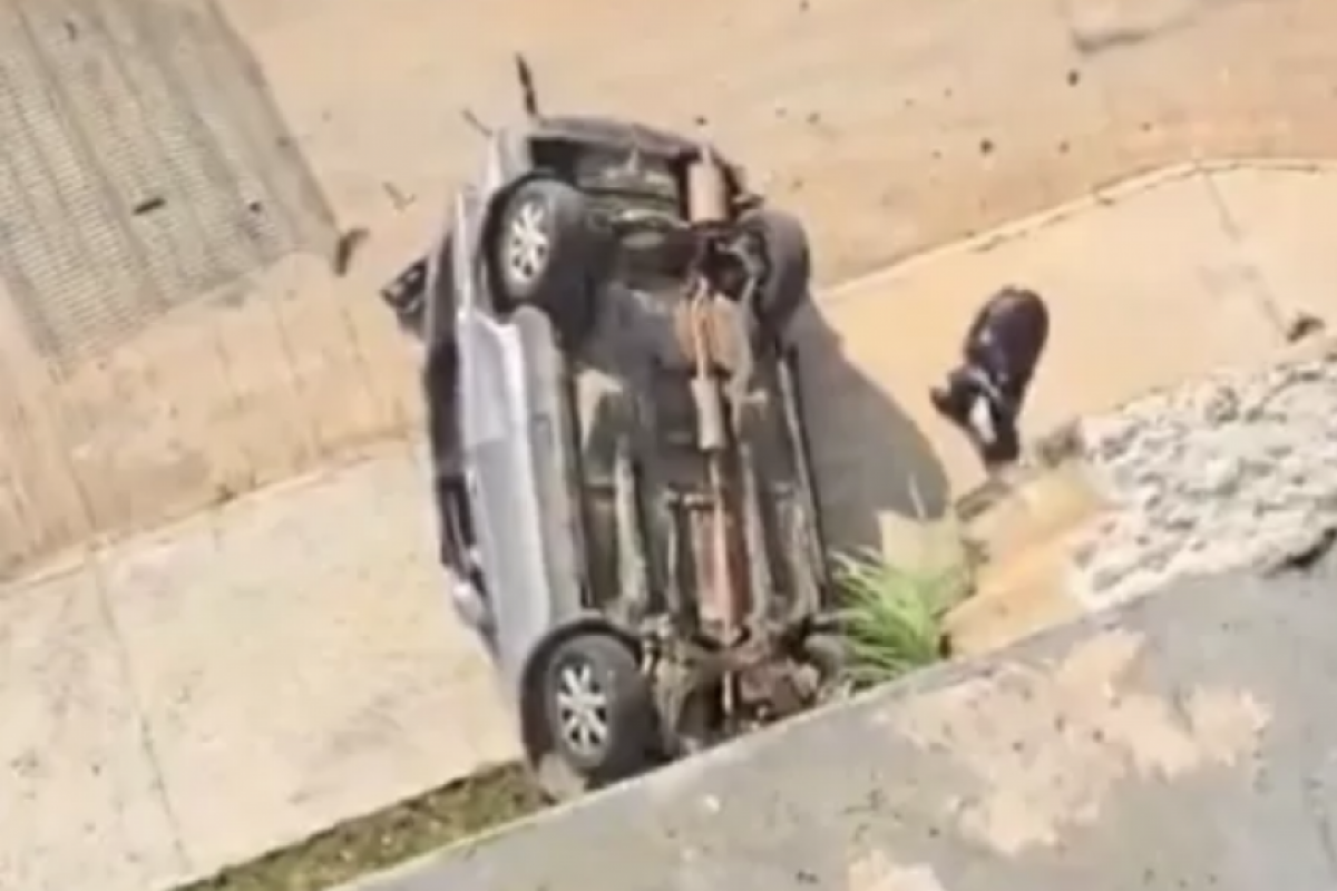 Carro cai de estacionamento de mercado e motorista morre