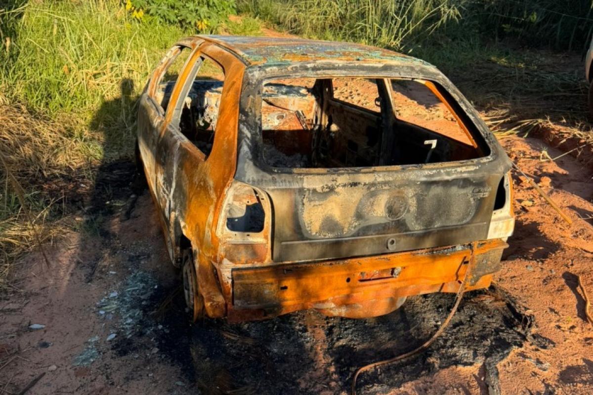 Carro depenado e incendiado é achado em Bauru