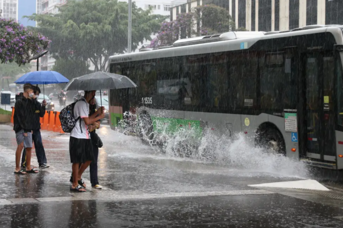 Ciclone e frente fria provocam chuva forte, inclusive em SP