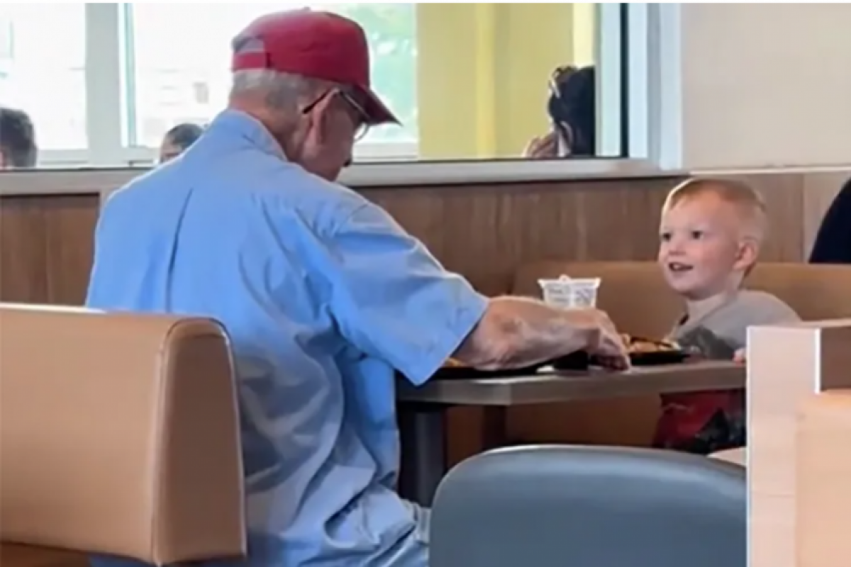 Criança vê idoso comendo sozinho e toma atitude comovente; VÍDEO