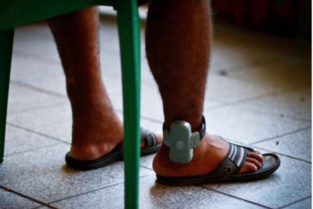 Deputado propõe que condenados paguem pelo uso de tornozeleira