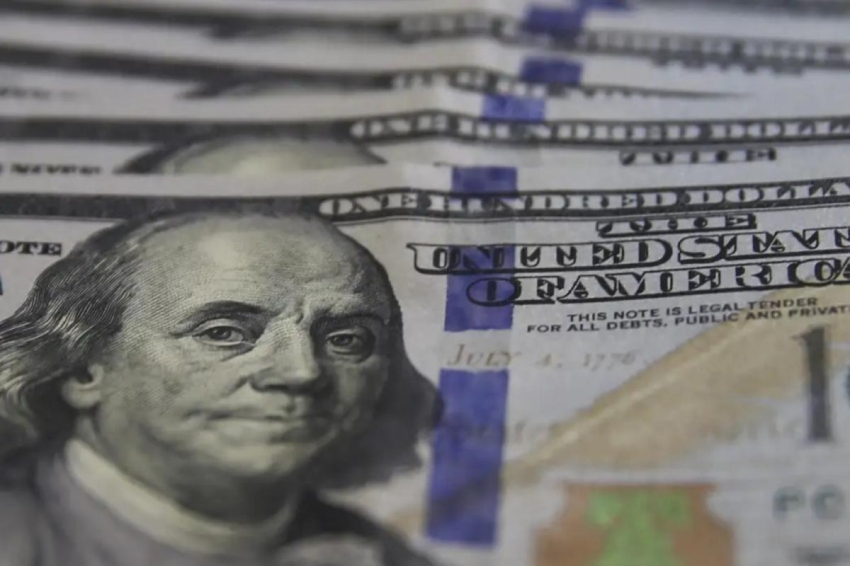 Dólar fecha abaixo de R$ 5 pela primeira vez em mais de dois anos