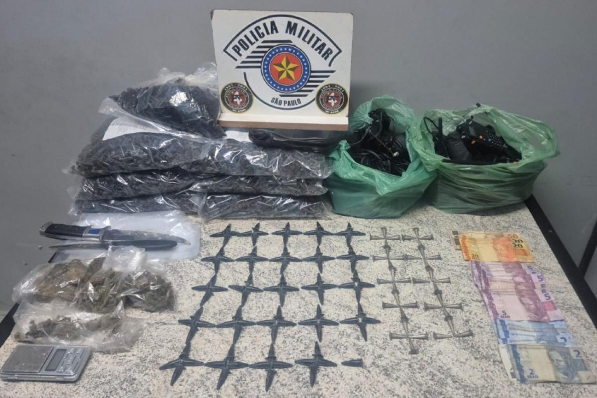 Dupla é presa pela Força Tática com drogas após fuga por telhados