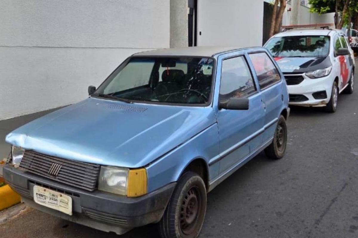 Dupla foge em carro furtado, bate e é presa com droga em Bauru