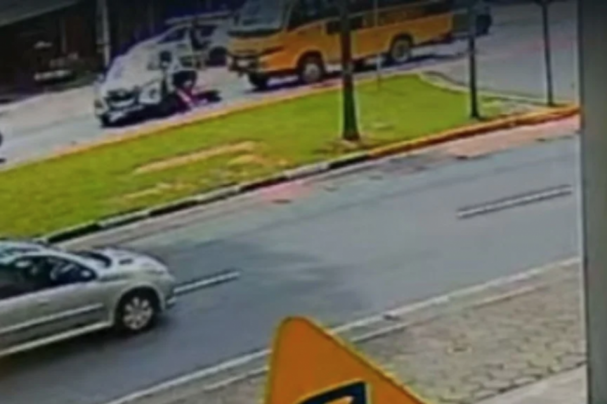 Empresário de 70 anos avança com carro sobre entregadora