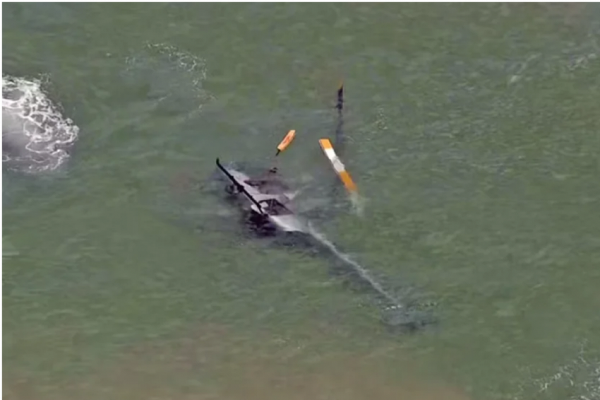 Helicóptero faz pouso forçado e afunda no mar da Barra; VÍDEO