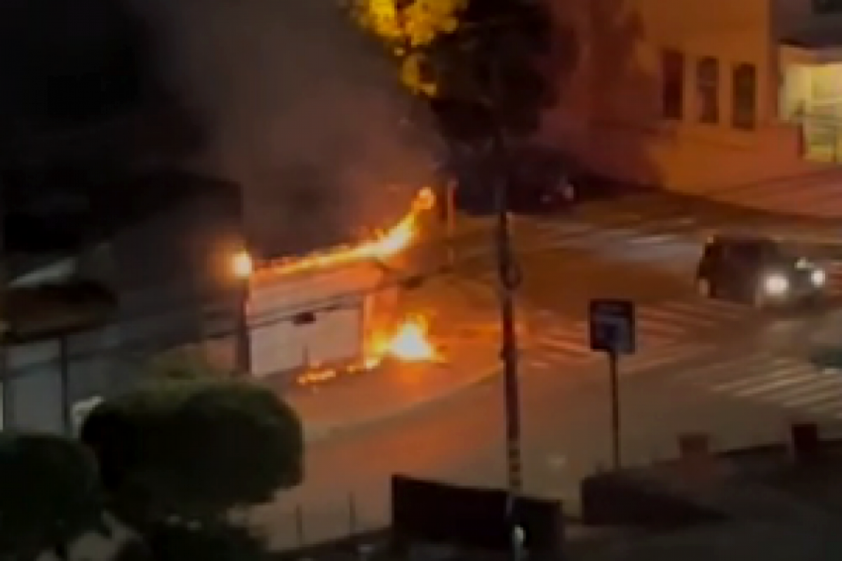 Incêndio destrói bar na Vila Universitária em Bauru; VÍDEO