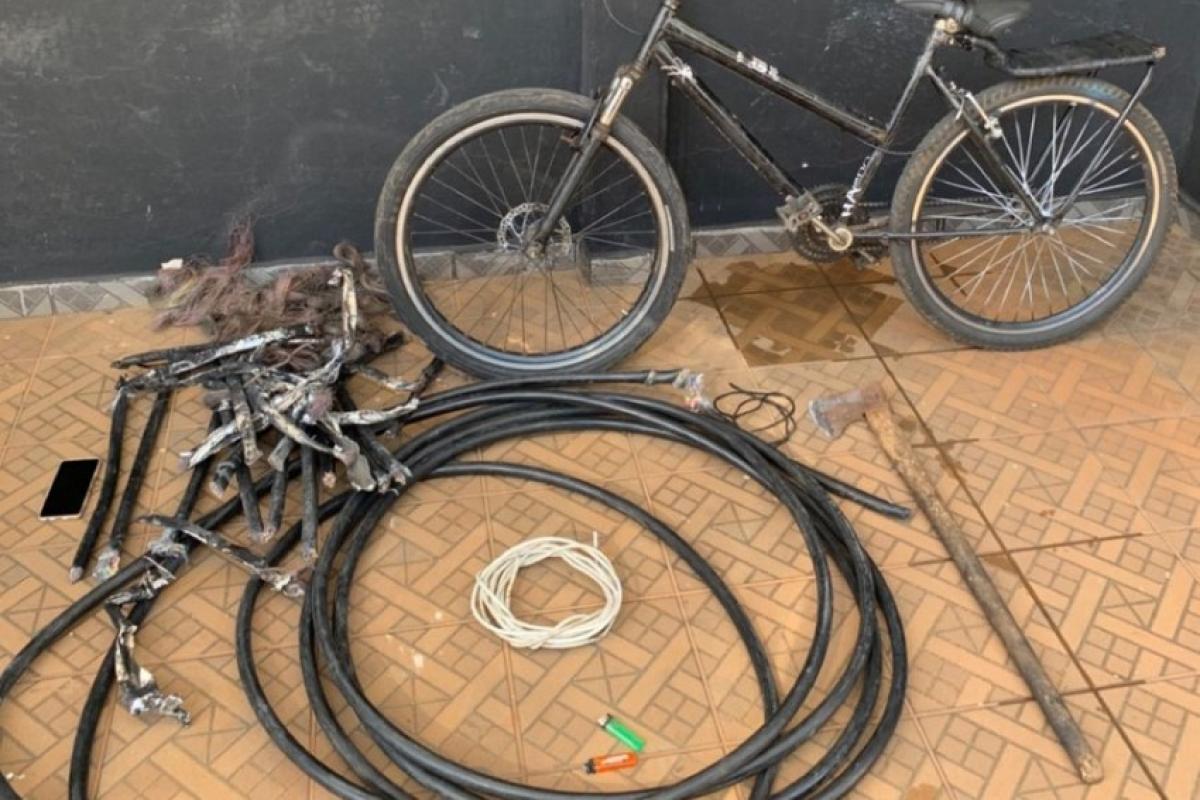 Jovem com cabos furtados foge da polícia, mas esquece celular