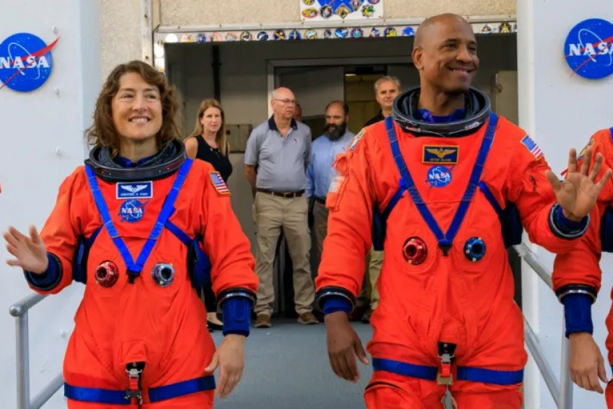 Koch se torna 1ª mulher a sobrevoar a Lua, e Glover, o 1º negro