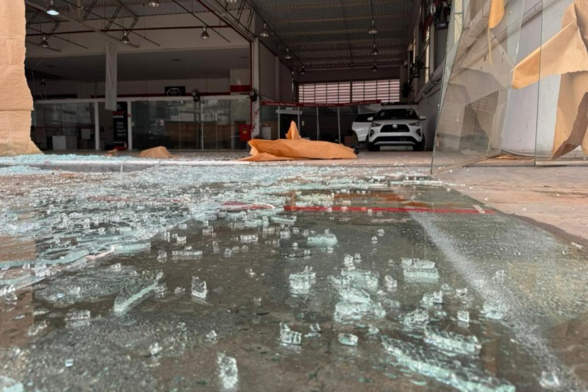 Ladrões quebram vidro de concessionária em Bauru e levam Hilux