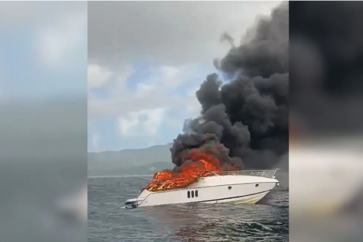 Lancha com 2 pessoas pega fogo e afunda