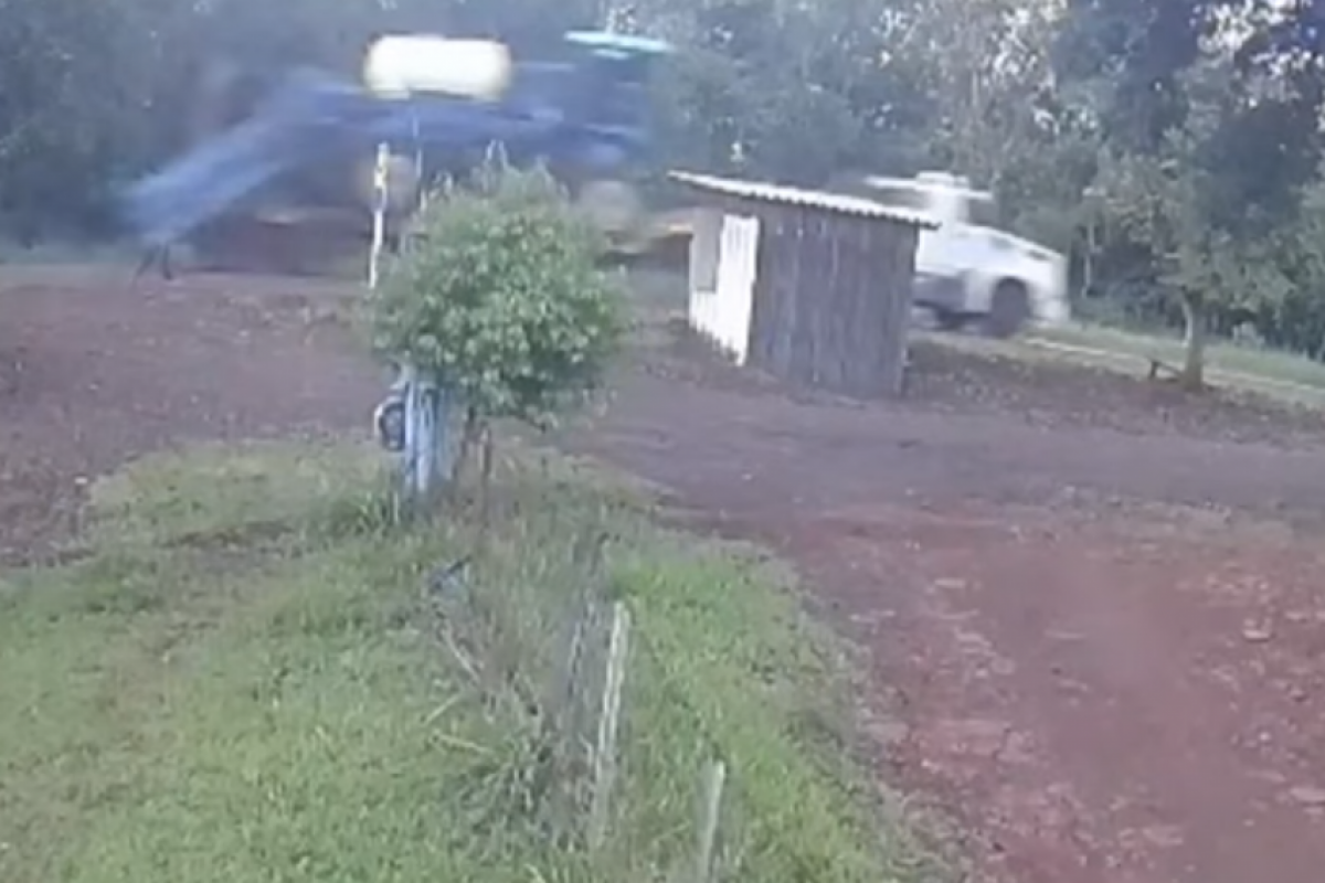 Máquina agrícola arremessa e mata menino a caminho da escola