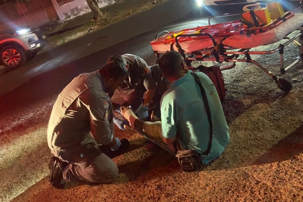 Motociclista fica ferido após colisão com caminhão em Bauru