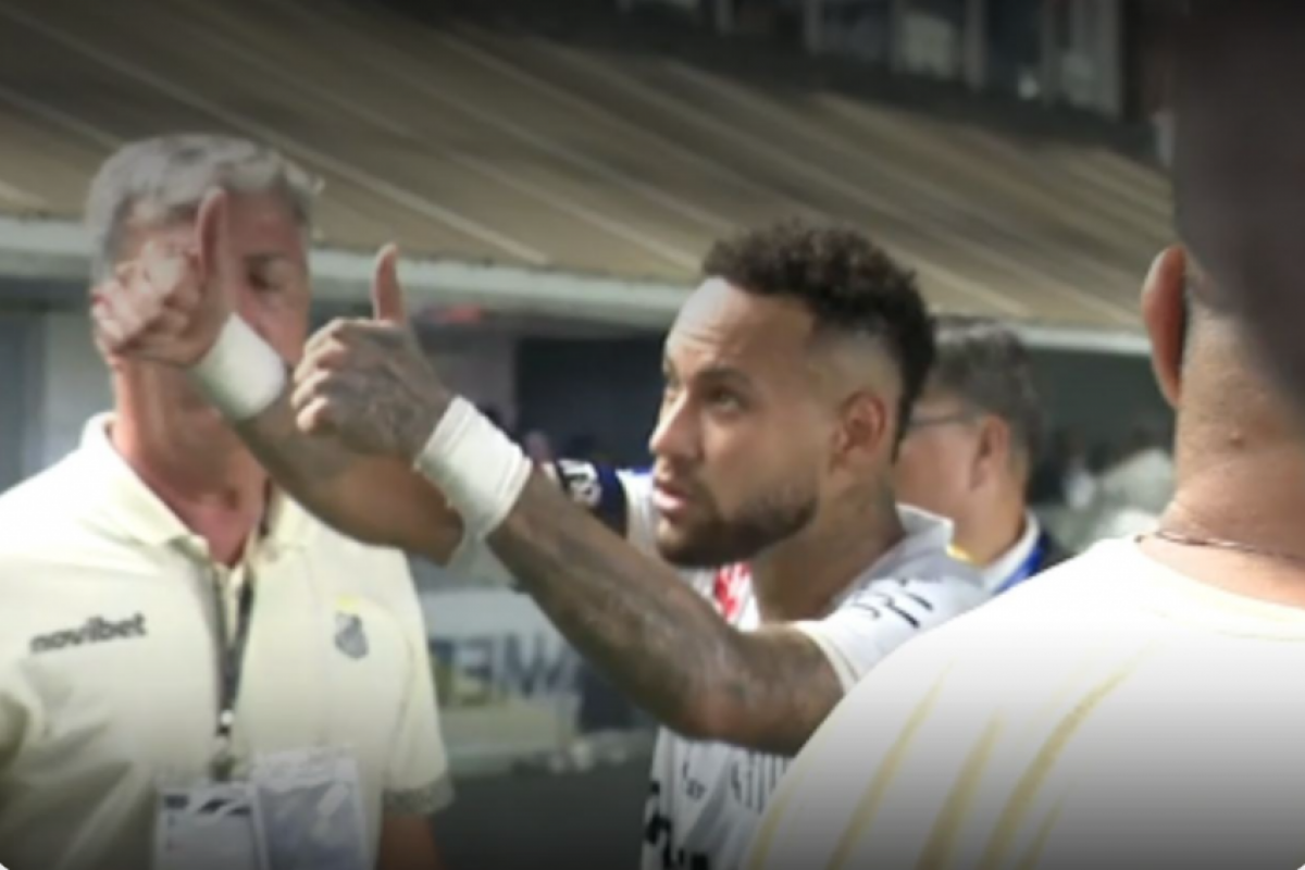 Neymar bate-boca com torcedor após empate do Santos