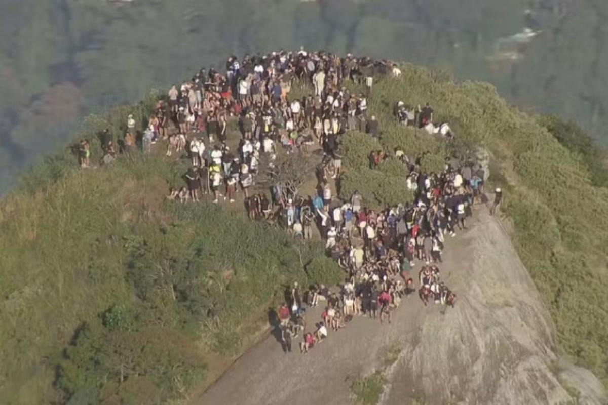 Operação deixa turistas ilhados; bandidos colocam ônibus em via