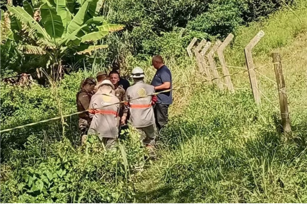 Pai e filha uruguaios morrem eletrocutados em trilha de praia