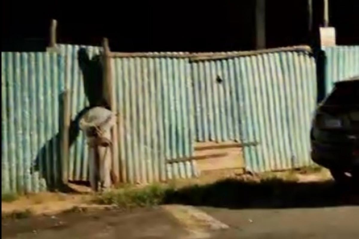 'Pega ladrão!': vizinhança cerca homem no Centro de Bauru