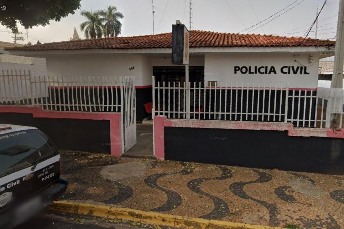 Presa mulher suspeita de agredir mãe com tapas, socos e arranhões