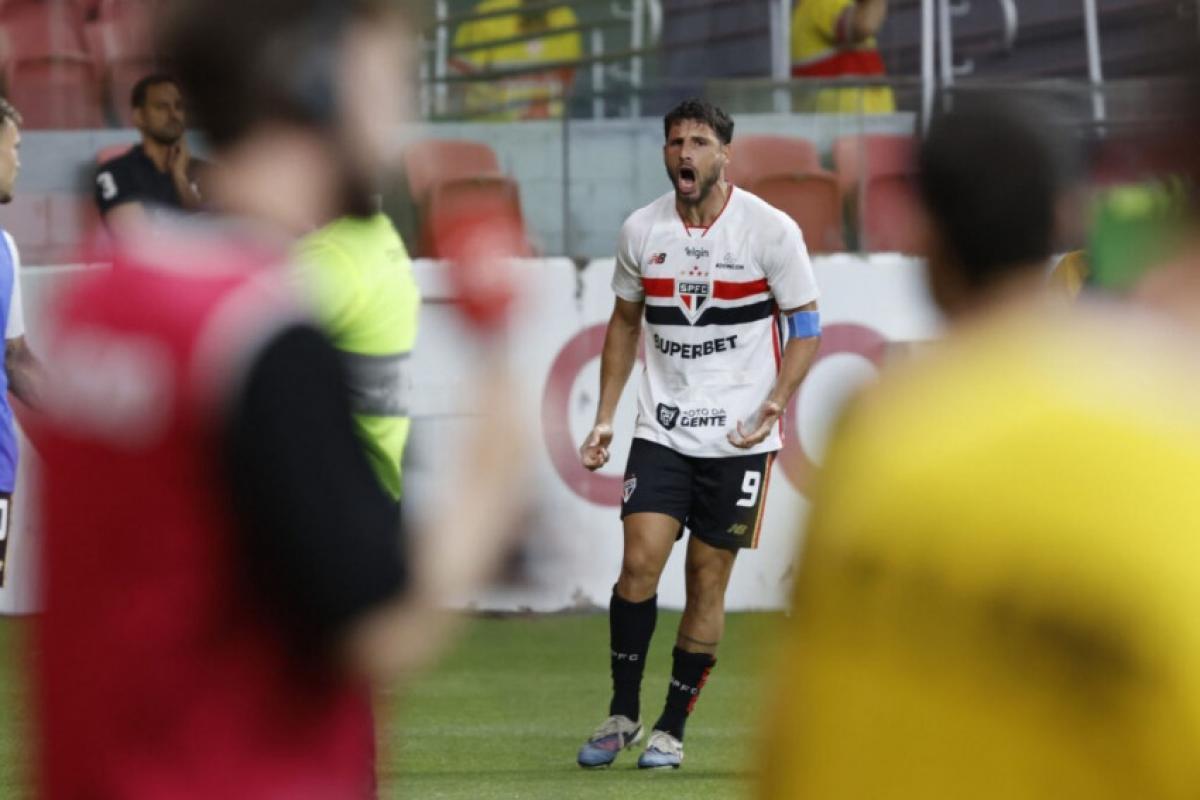 São Paulo empata no fim com o Inter e evita 3ª derrota sob Roger