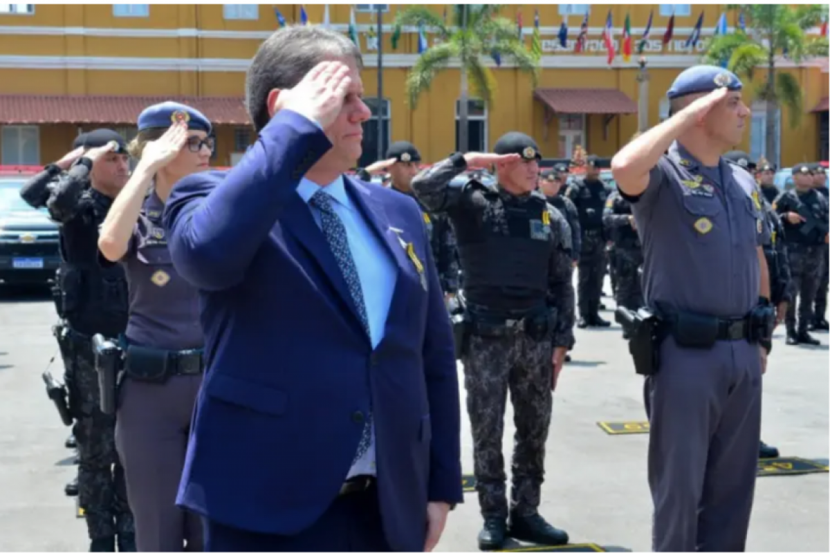 Tarcísio sanciona aumento de 10% nos salários de policiais