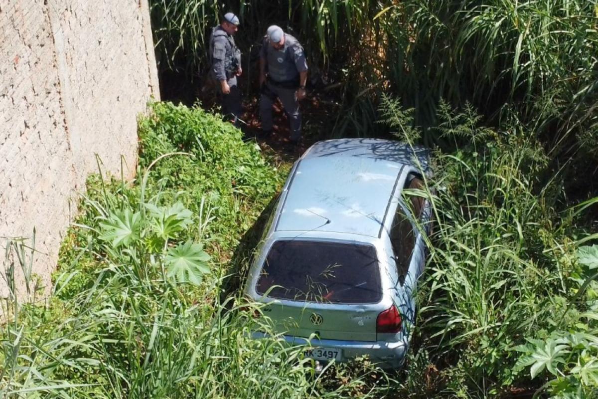 Trio é detido após tentar atropelar PM e cair com carro em buraco