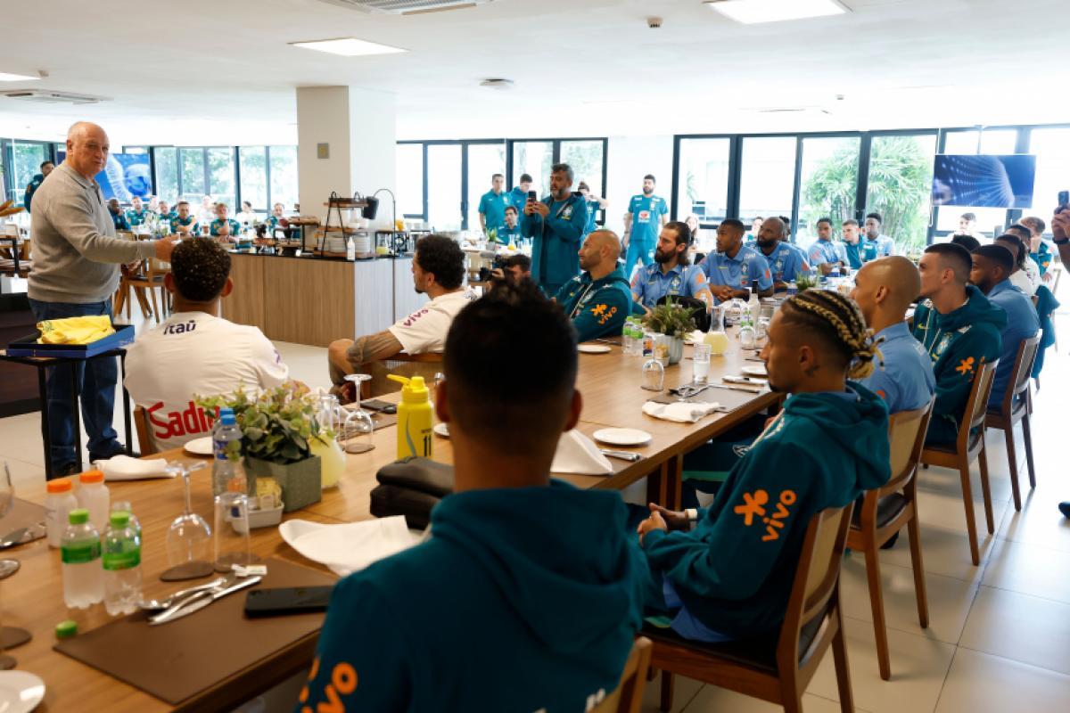 A convite de Ancelotti, Felipão ministra palestra para jogadores