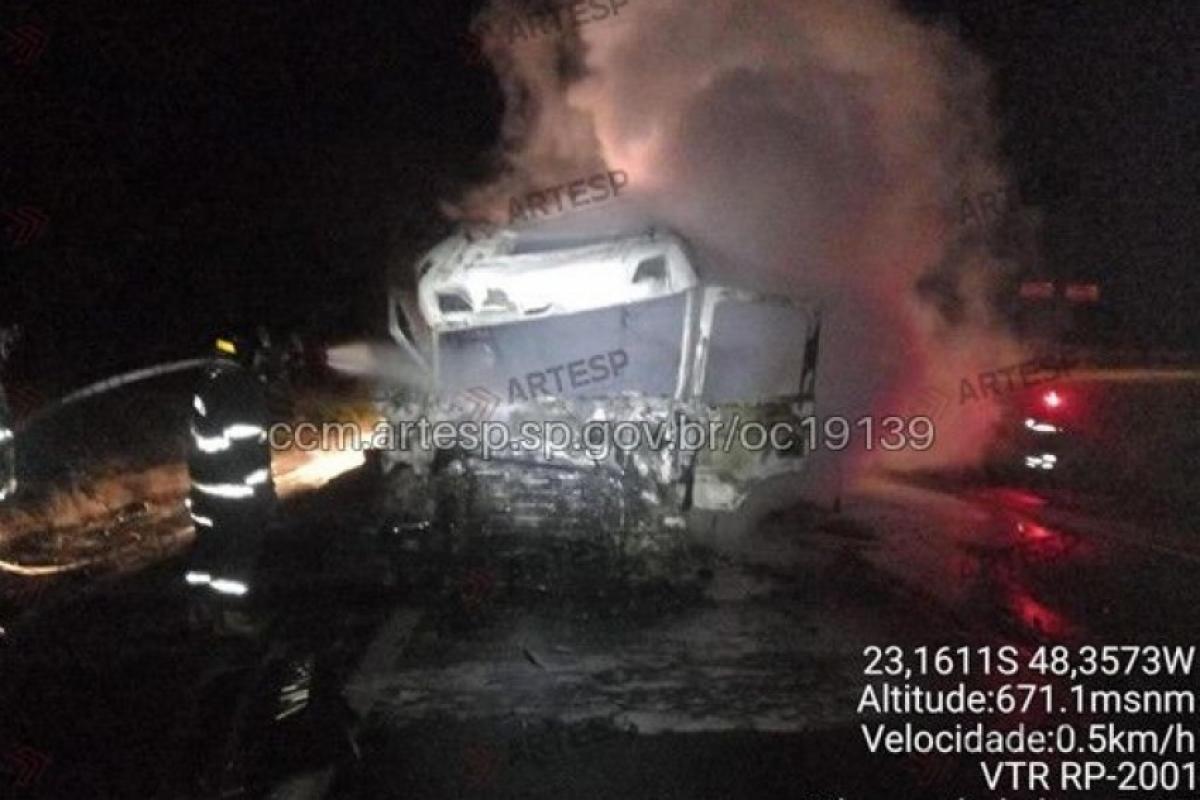 Acidente entre caminhões causa incêndio na Castello Branco