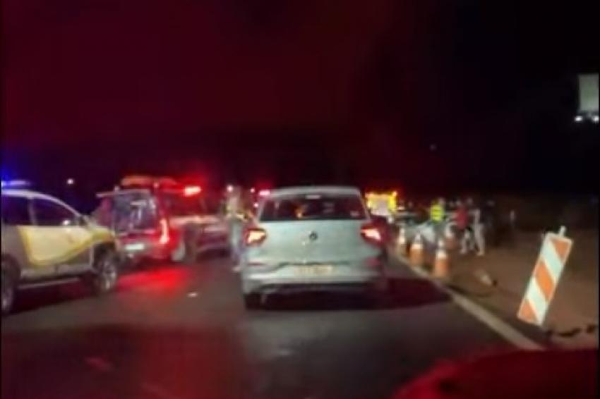 Acidente entre carros fere seis pessoas na Bauru-Agudos; VÍDEO