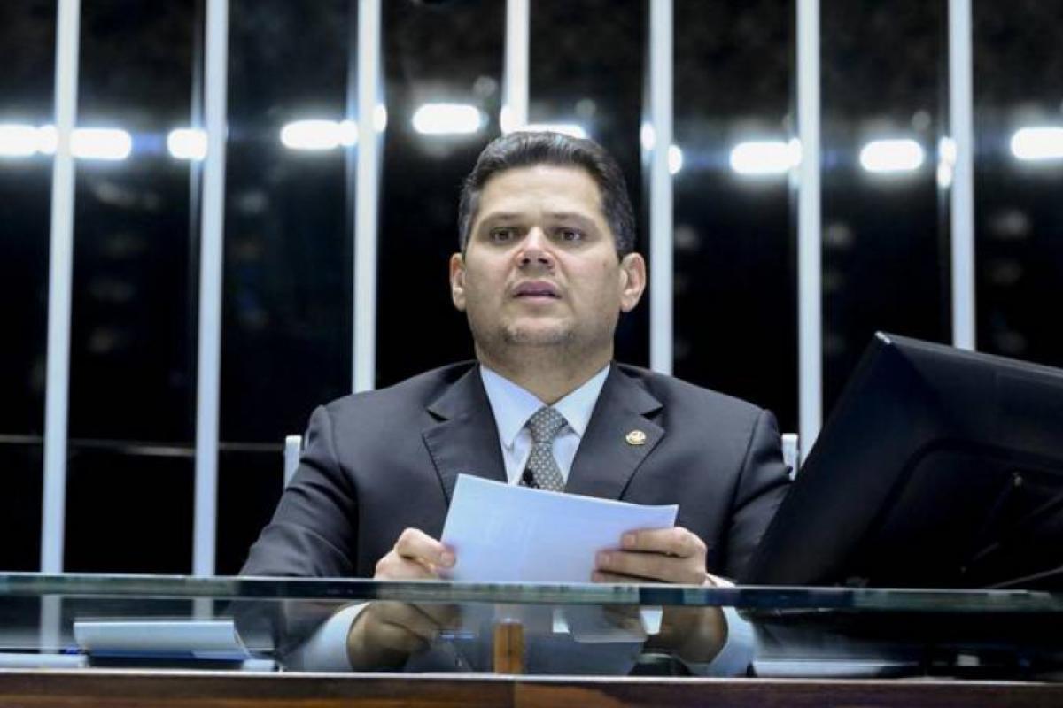 Alcolumbre promulga lei que beneficia condenados pelo 8/1
