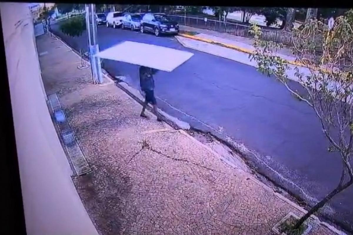Até portão de prédio vira alvo de ladrões em Bauru; VÍDEO