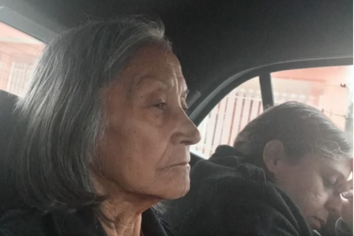 Avó e madrasta de menino que vivia acorrentado são presas