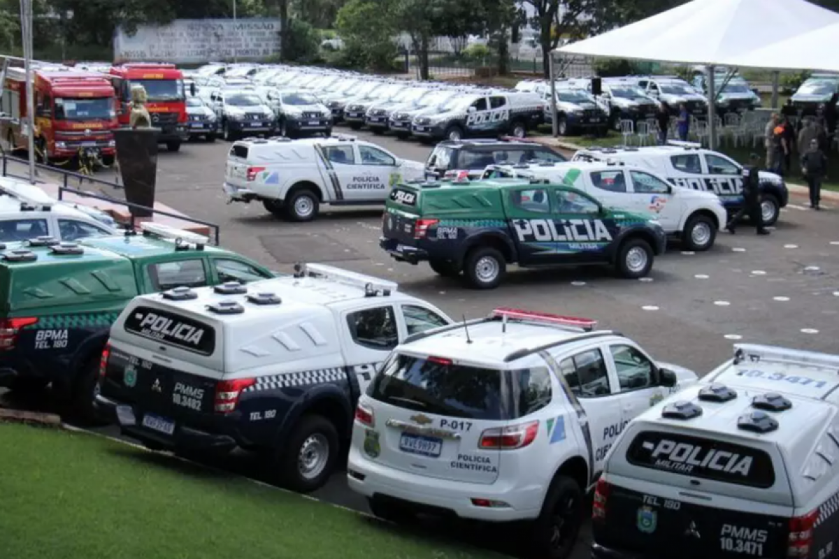 Bandidos fazem PMs de reféns durante roubo de caminhão