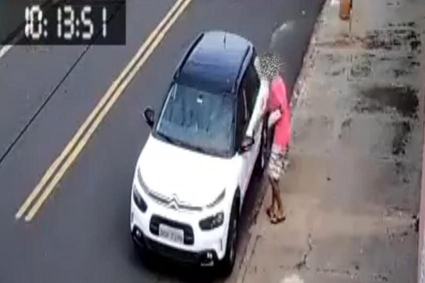 Bauru: vídeo flagra homem tentando abrir carro estacionado; VEJA