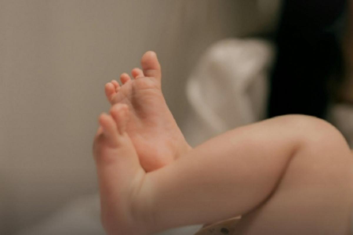 Bebê morre após ser atingido por linha de cerol