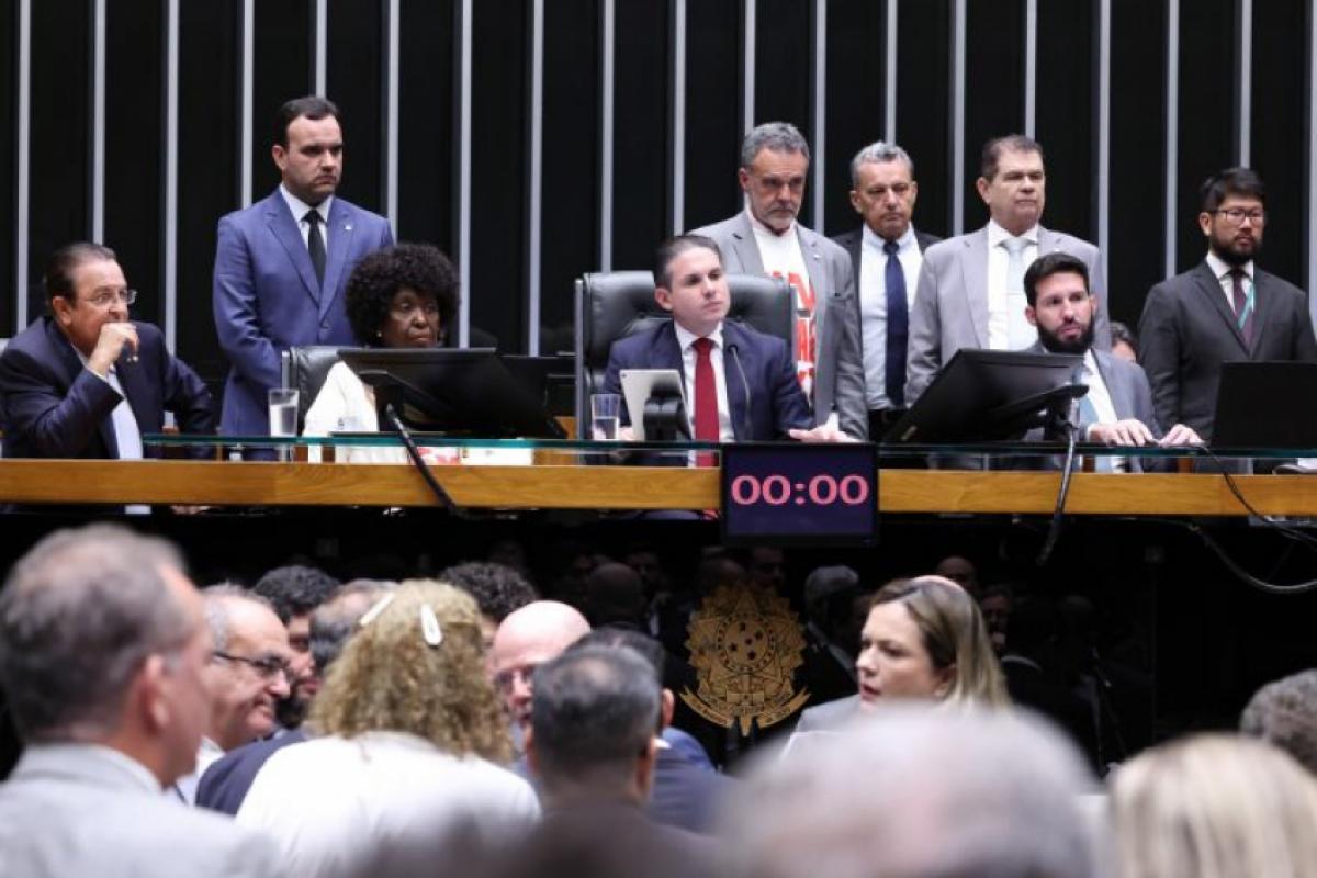 Câmara aprova fim da escala 6x1 e reduz jornada para 40h semanais