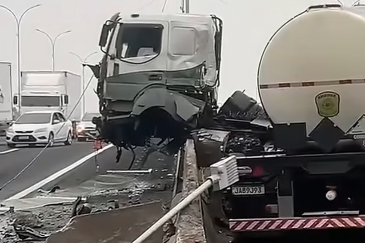 Caminhão atinge mureta em cheio e atravessa pista de rodovia