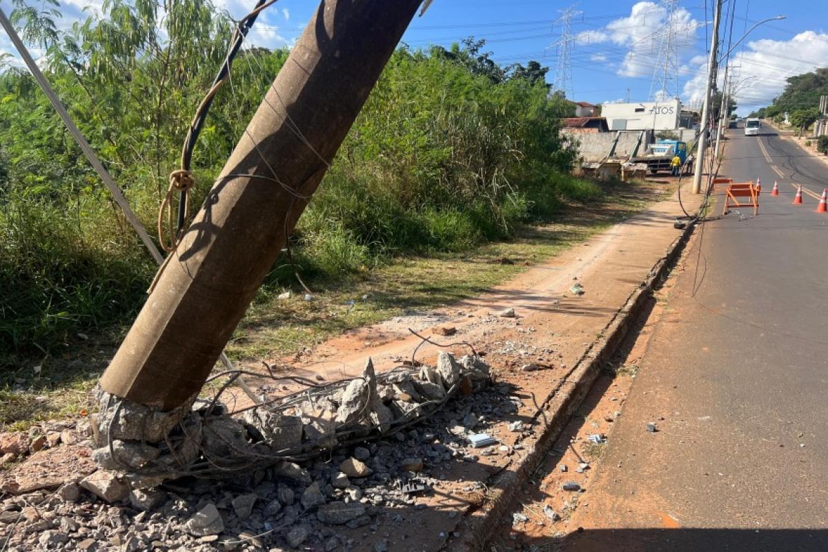 Caminhão perde controle, atinge carro e derruba poste; VÍDEO